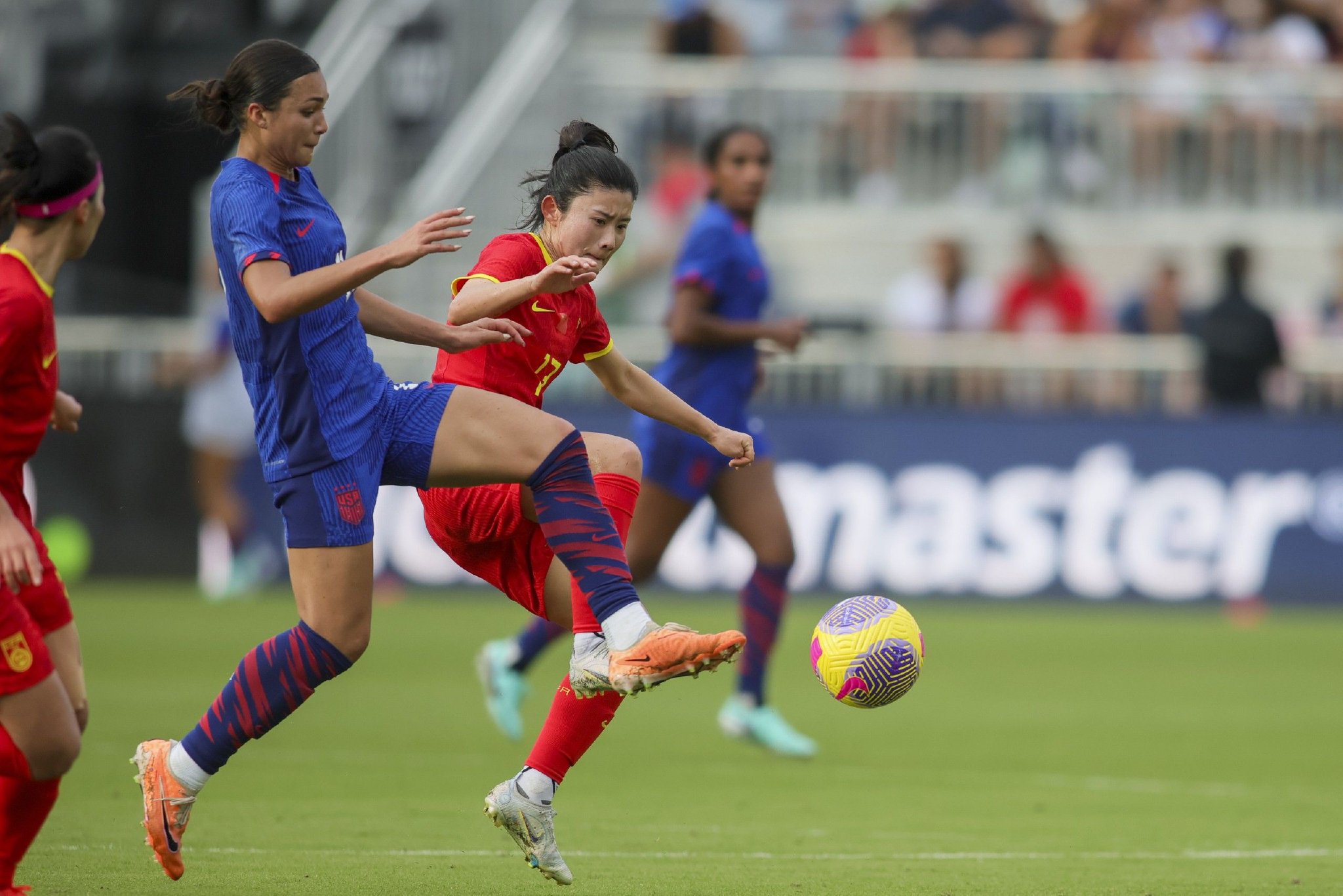 女足比赛中球队全力以赴，争取成功